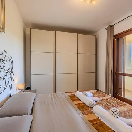 Апартаменти Modern With Veranda, Ac, And Parking