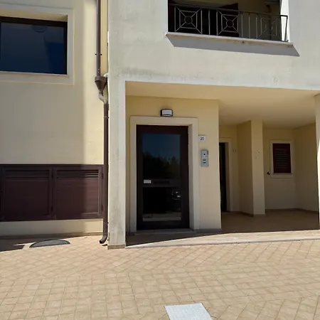 Апартаменти Modern With Veranda, Ac, And Parking Ольбія